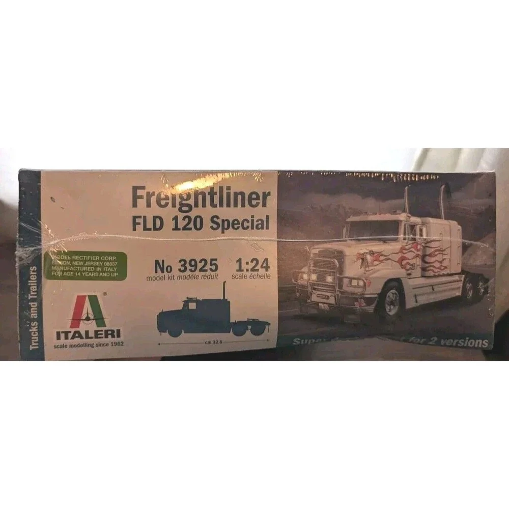 Italeri Freightliner Fld 120 Special 	 ITA3925 SEALED NEW - READ DESCRIPTION